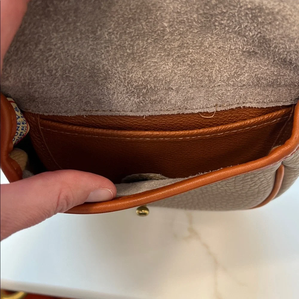 Dooney & Bourke Tan Leather Crossbody Calvary bag Brass Hardware Vintage - Picture 5 of 9